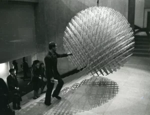 Sphère-trames, 1962, Installation view, IIIe Biennale de Paris, Musée d’Art moderne de la Ville de Paris, 1963, © François Morellet : ADAGP, Paris