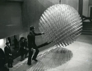 Sphère-trames, 1962, vue d'exposition, IIIe Biennale de Paris, Musée d’Art moderne de la Ville de Paris, 1963 © François Morellet / ADAGP, Paris