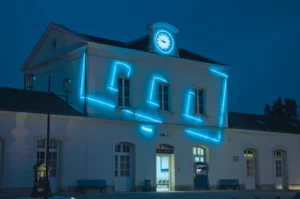 Egarement, 2005, Gare de Chinon, © François Morellet / ADAGP, Paris, Courtesy Ville de Chinon