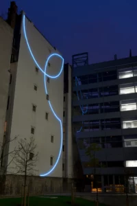 3 arcs de néon inclinés à 0°, 90°, 45°, 2014, Paris, © François Morellet : ADAGP, Paris, Courtesy Institut des maladies génétiques, Hôpital Necker, Photo Fabrice Seixas